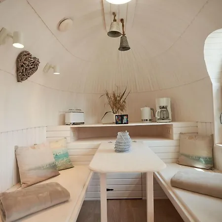 Úszó hotel Iglu Camp *