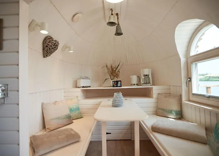 Botel Iglu Camp *